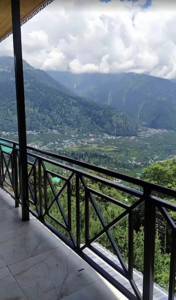 View over the Manali valley near Mall Road